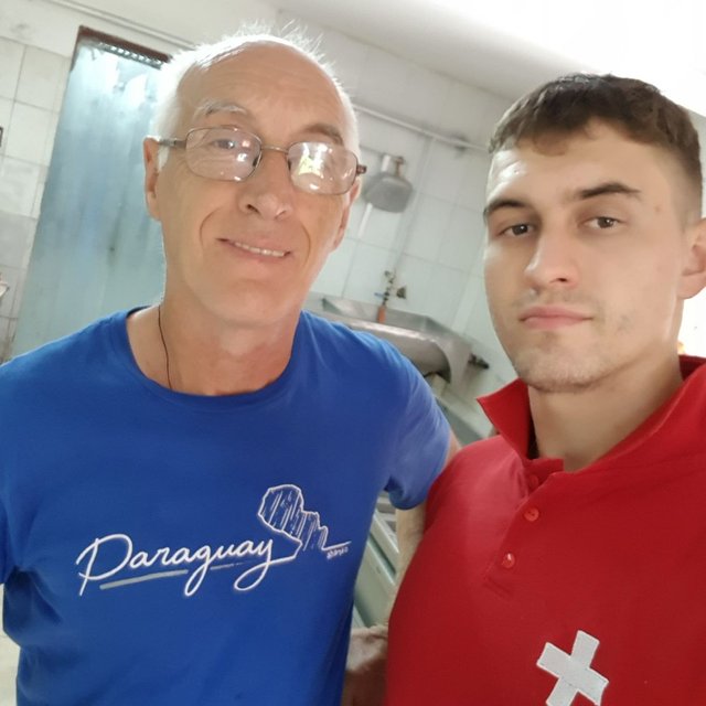 El fundador junto a su hijo